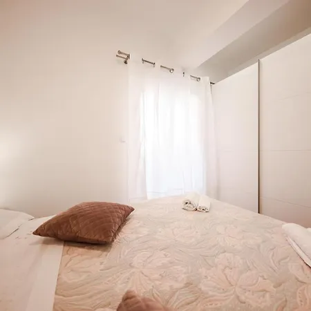 Puntamika De Rosa - Ground Floor Apartment Zadar
